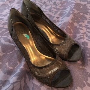 Beautiful brown mootsie tootsie heels size 8